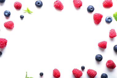 Lezzetli olgun çilek beyaz arka planda, üstten görünüm