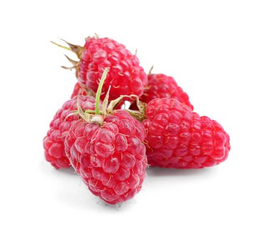 Beyaz arka planda taze ahududu