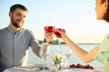 Tarihte Nehri yakınında mutlu güzel çift