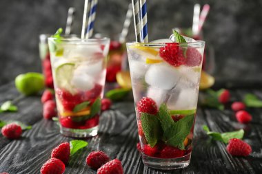Ahşap masa üzerinde taze ahududu mojito bardak