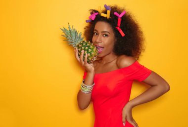 Renkli ananaslı güzel Afro-Amerikalı kadın.