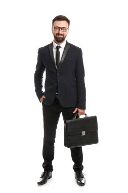 beyaz zemin üzerine yakışıklı işadamı