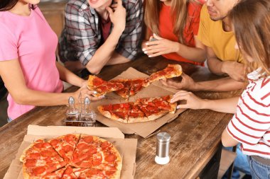 Gençler lezzetli pizza kapalı ile partide eğleniyor