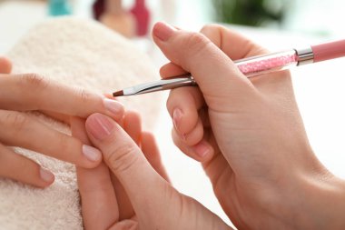 Genç kadın güzellik salonunda, portre profesyonel manikür Başlarken
