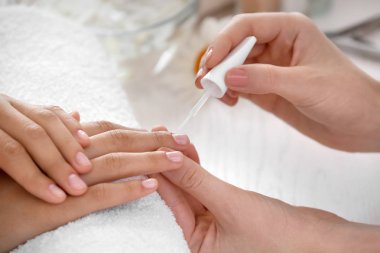 Genç kadın güzellik salonunda, portre profesyonel manikür Başlarken