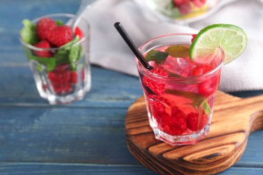 Ahşap masa üzerinde taze ahududu Mojito cam