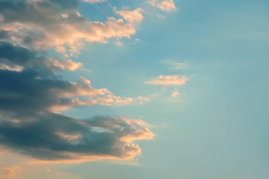 Bulutlu mavi gökyüzünün güzel manzarası