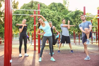 Grup sportif insan atletik alan açık havada üzerinde eğitim