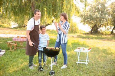 Yemek lezzetli yemek açık havada mangal üzerinde aile
