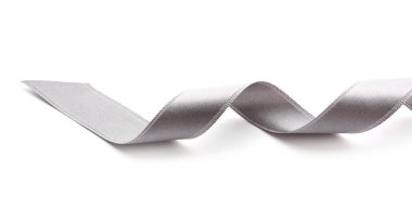 Beyaz arkaplanda gümüş kurdele