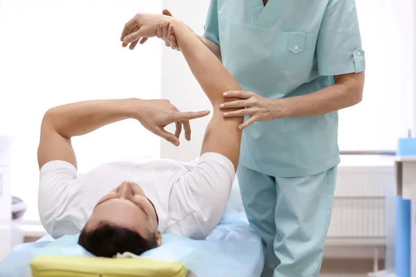 Ortopedista Examinando Paciente Hospital — Foto de Stock