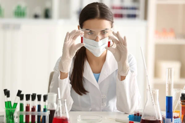Ženský Vědec Pracující Laboratoři — Stock fotografie