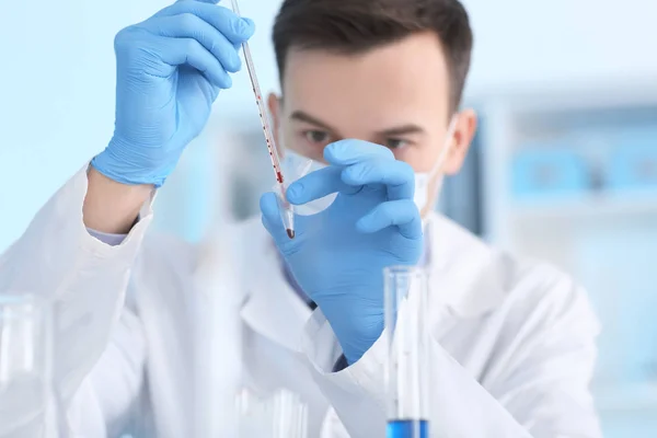 Científico Trabajando Con Muestras Sangre Laboratorio — Foto de Stock