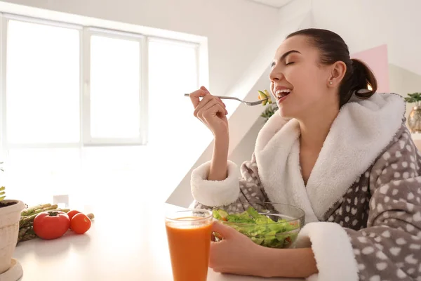 Une Jeune Femme Mange Salade Fraîche Maison Concept Alimentation Saine — Photo