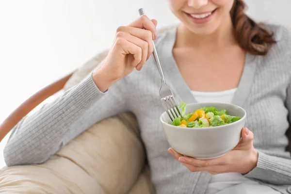 Une Jeune Femme Mange Salade Fraîche Maison Concept Alimentation Saine — Photo