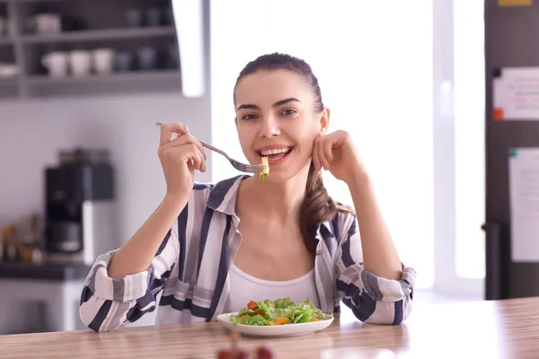 Ung Kvinna Äta Färsk Sallad Hemma Hälsosam Matkoncept — Stockfoto