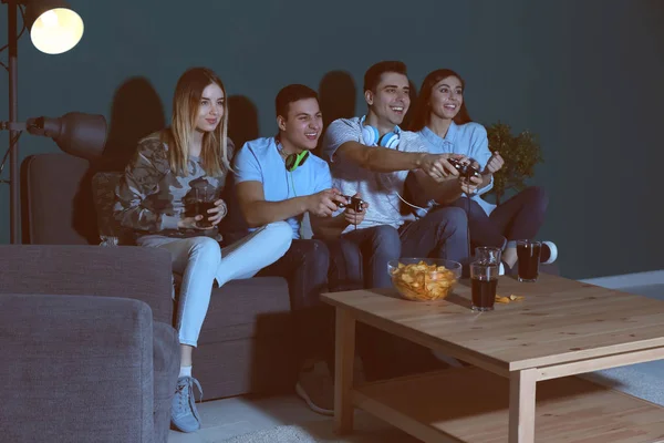 Молодые Люди Играют Видеоигры Дома Вечером — стоковое фото