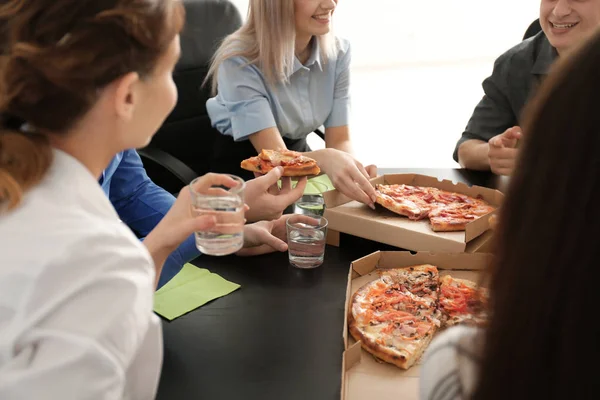 Young People Eating Pizza Table Office — Stock Photo, Image