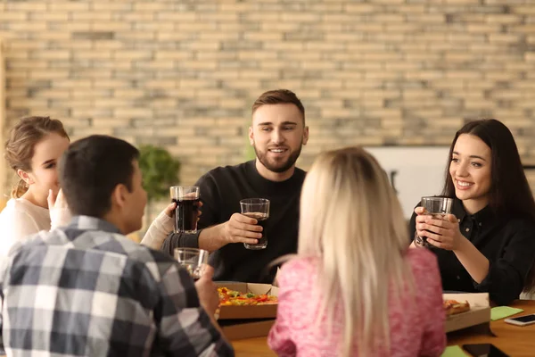 Young People Eating Pizza Table Indoors — Stock Photo, Image