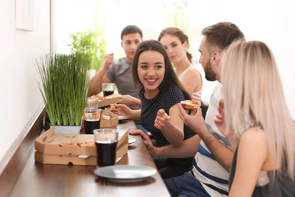 Jugendliche Essen Pizza Tisch Haus — Stockfoto