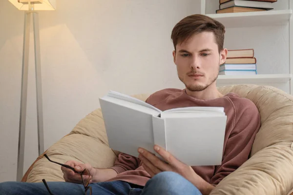 Young Man Membaca Buku Rumah — Stok Foto