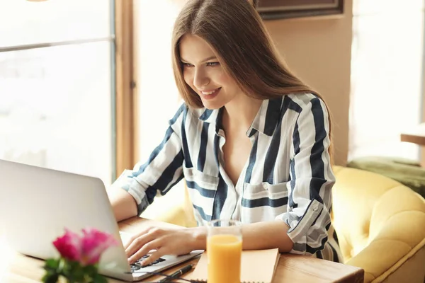 Junge Freiberuflerin Mit Laptop Arbeitet Café — Stockfoto