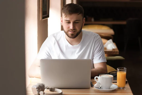 Mladí Volné Noze Notebookem Pracovat Kavárně — Stock fotografie