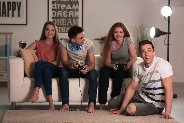Молоді Люди Грають Відеоігри Вдома Ввечері — стокове фото