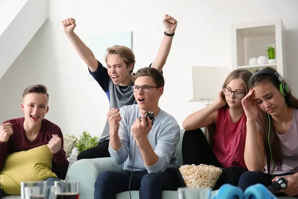 Adolescenti Che Giocano Videogiochi Casa — Foto Stock