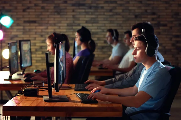 Jóvenes Jugando Videojuegos Torneo — Foto de Stock