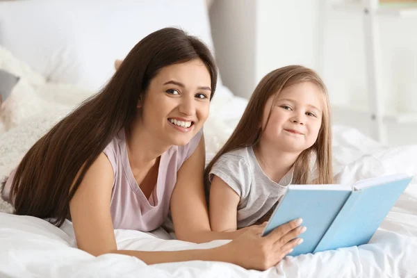 Mor Och Hennes Dotter Läsa Bok Tillsammans Hemma — Stockfoto