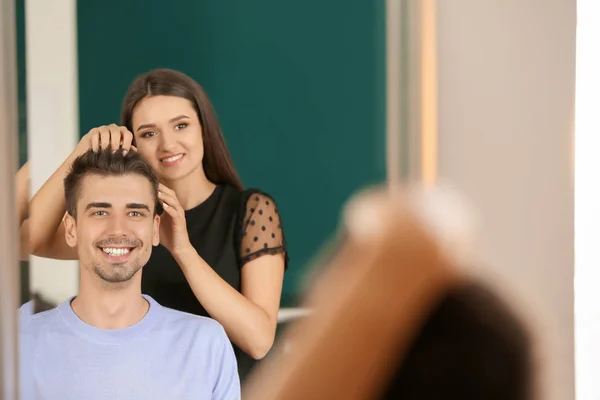 Parrucchiere Professionista Che Lavora Con Cliente Nel Salone Bellezza — Foto Stock