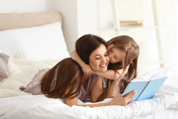 Mother Her Daughter Reading Book Together Home — Stock Photo, Image