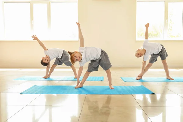 Bambini Piccoli Che Praticano Yoga Chiuso — Foto Stock