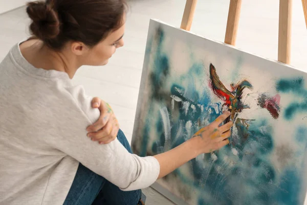 Female Artist Painting Picture Workshop — Stock Photo, Image