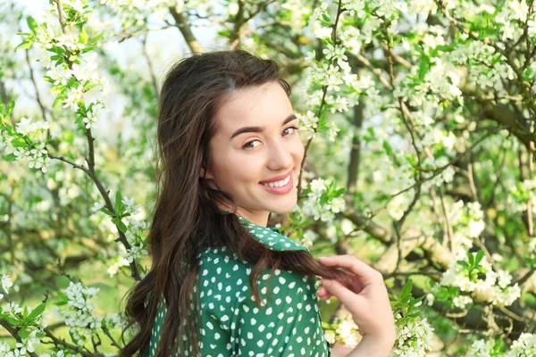 Vacker Ung Kvinna Nära Blommande Träd Solig Vårdag — Stockfoto