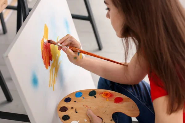 Female Artist Painting Picture Workshop — Stock Photo, Image