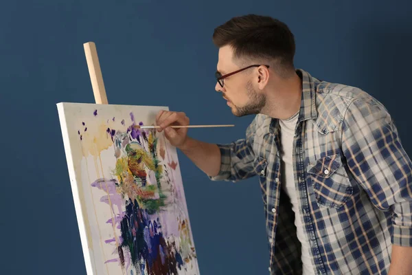 Artista Masculino Pintando Taller —  Fotos de Stock