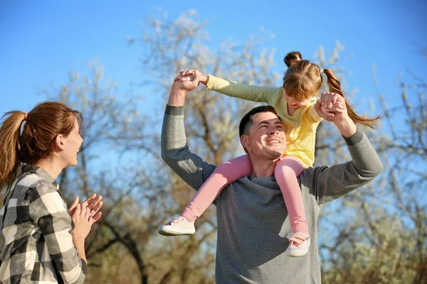 Familia Feliz Parque Día Soleado — Foto de Stock