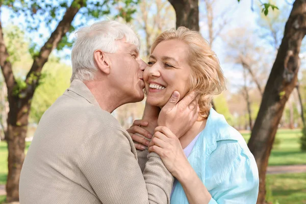 Pareja Madura Descansando Parque Día Primavera — Foto de Stock