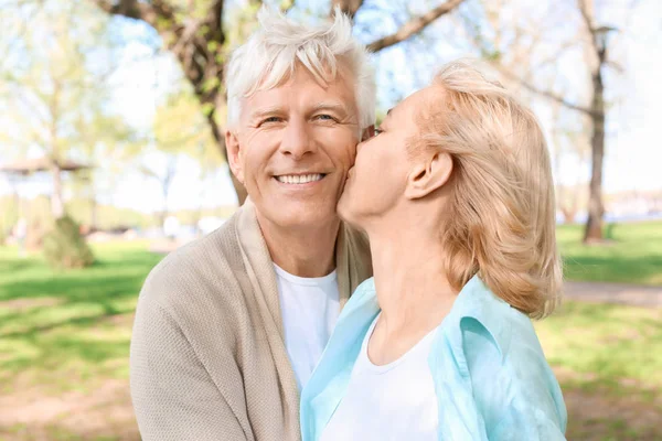 Pareja Madura Descansando Parque Día Primavera — Foto de Stock