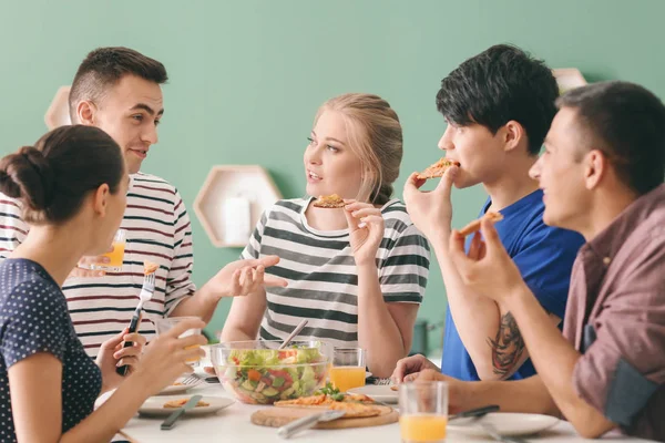 Friends Eating Table Kitchen — Stock Photo, Image