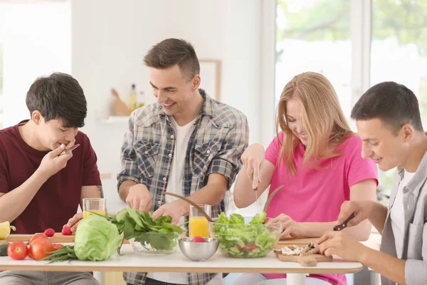 Freunde Kochen Gemeinsam Der Küche — Stockfoto