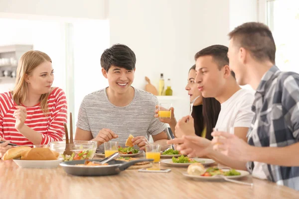 Amigos Comiendo Mesa Cocina — Foto de Stock