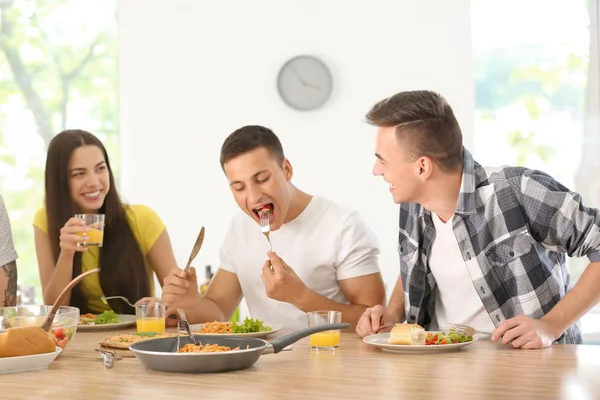 Amigos Comendo Mesa Cozinha — Fotografia de Stock