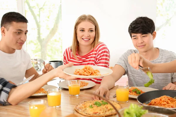 Friends Eating Table Kitchen — Stock Photo, Image