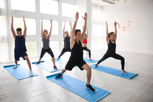 Grupo Deportistas Practicando Yoga Interiores — Foto de Stock