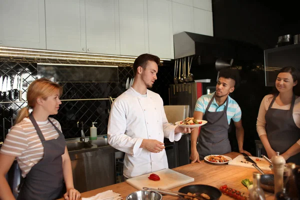 Chef Kok Groep Jongeren Tijdens Kooklessen — Stockfoto