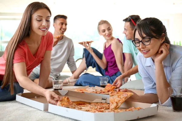 Νέοι Διασκεδάζουν Στο Κόμμα Νόστιμη Πίτσα Εσωτερικούς Χώρους — Φωτογραφία Αρχείου