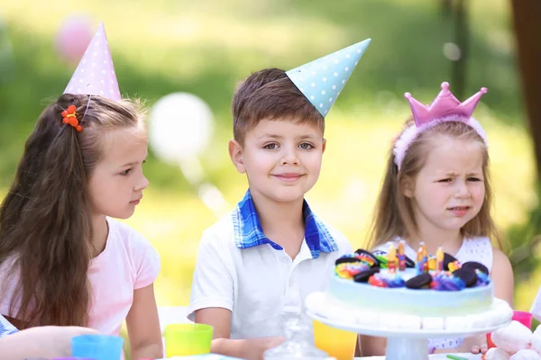 Lindos Niños Celebrando Cumpleaños Aire Libre —  Fotos de Stock